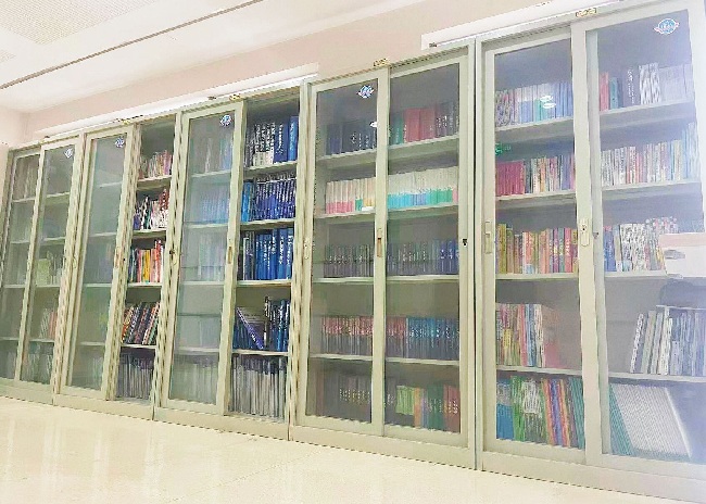 1760336556660580.jpg 图书展示柜(1).jpg